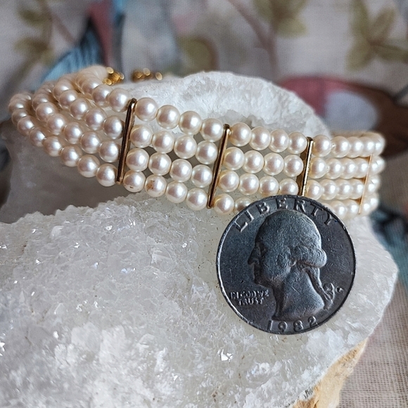 Quadruple Strand 4 Rows of Creamy Faux Pearl Bracelets Gold Tone Vintage EUC - Picture 3 of 7
